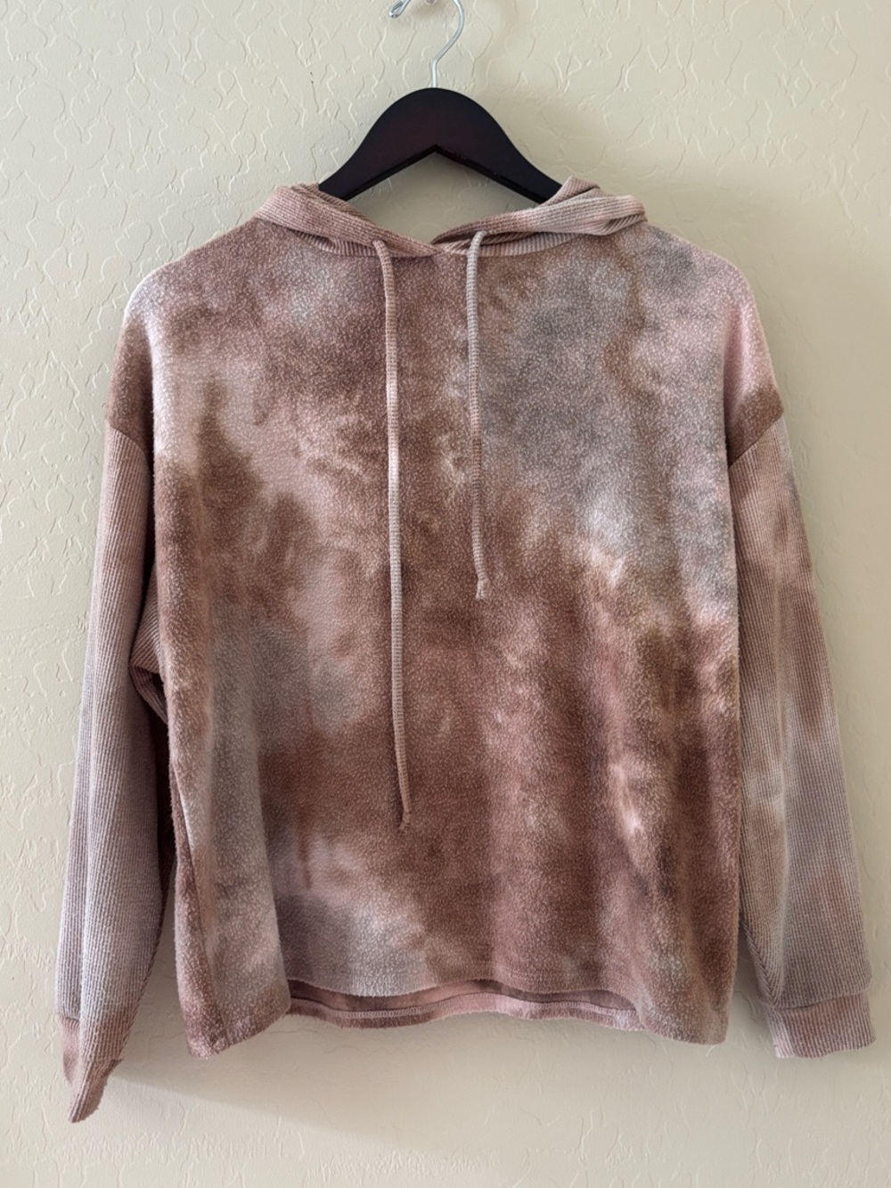 BKE Tie-Dye Cozy Pullover Hoodie in Dusty Rose and Brown